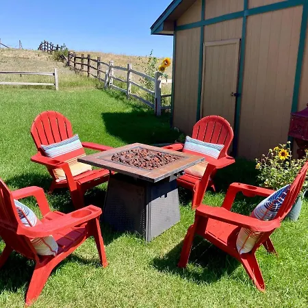 Yellowstone Cattle Baron Ensuite, Private Entrance & Parking - Prairie Rose B&B