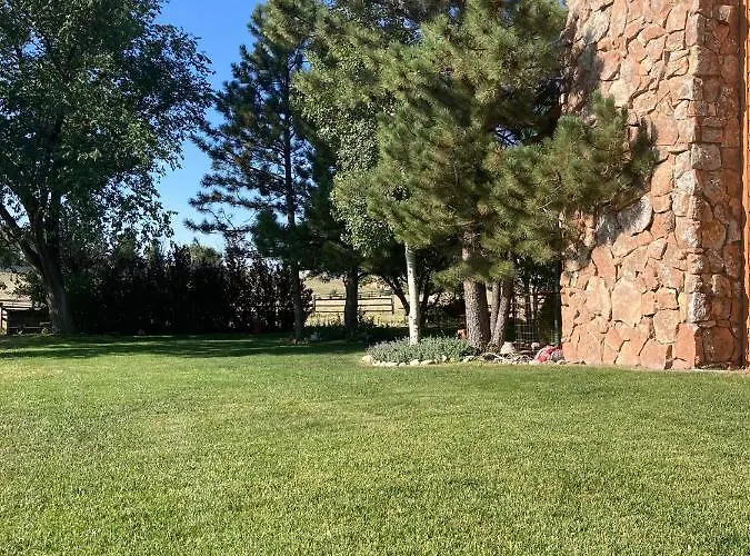 Yellowstone Cattle Baron Ensuite, Private Entrance & Parking - Prairie Rose Bed & Breakfast