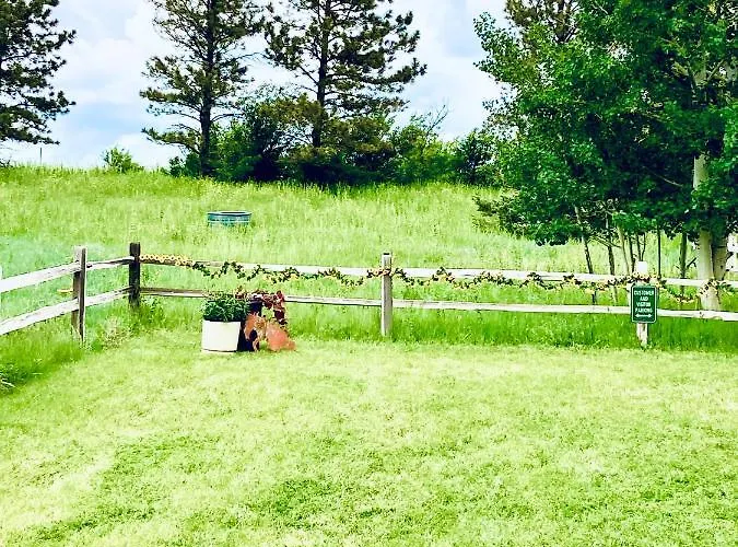 Yellowstone Cattle Baron Ensuite, Private Entrance & Parking - Prairie Rose