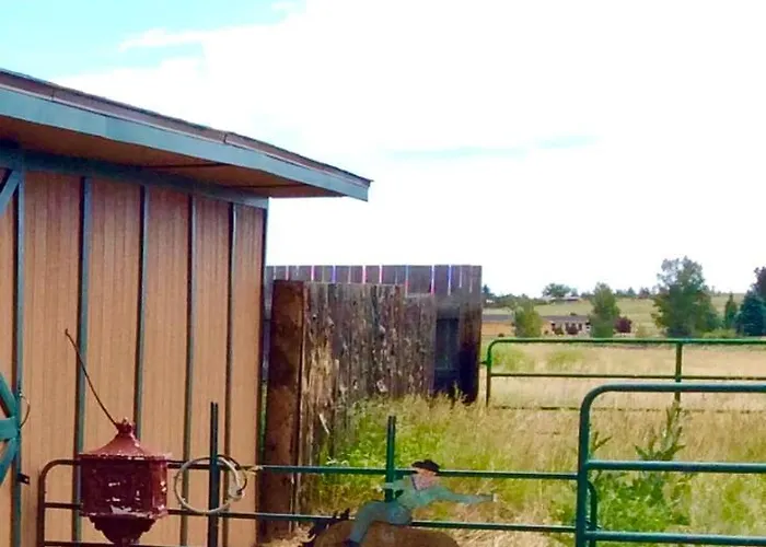 Yellowstone Cattle Baron Ensuite, Private Entrance & Parking - Prairie Rose Bed & Breakfast