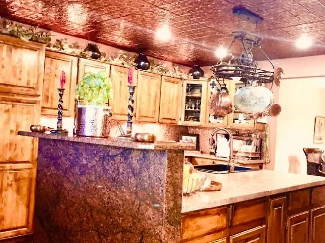 Yellowstone Cattle Baron Ensuite, Private Entrance & Parking - Prairie Rose 4*